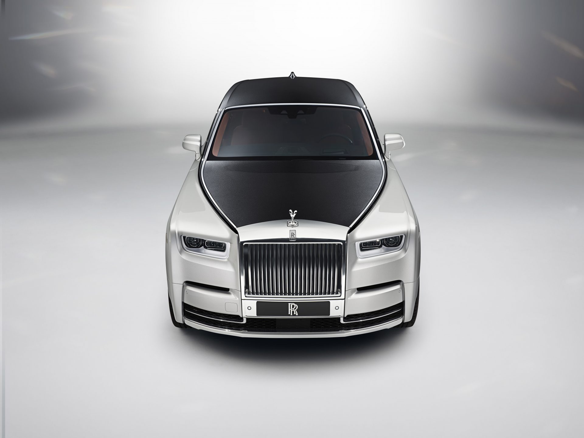 Lüks otomobil endüstrisinde devrim niteliğindeki ilk yeni Rolls-Royce Phantom Türkiye’ye doğru yola çıktı.