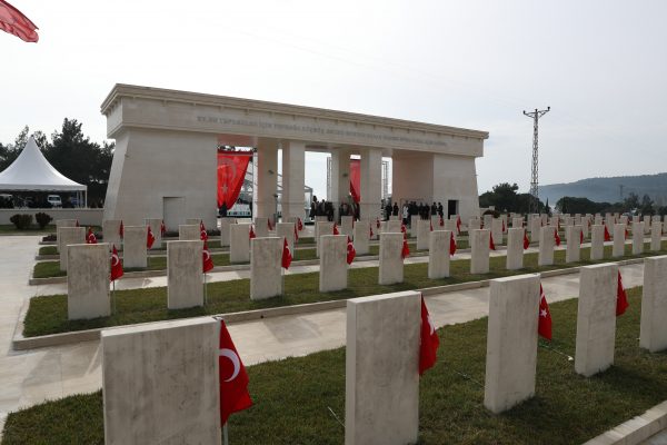 Opet’in Tarihe Saygı Projesi kapsamında inşa edilen Akbaş Şehitliği’nin açılışı yapıldı