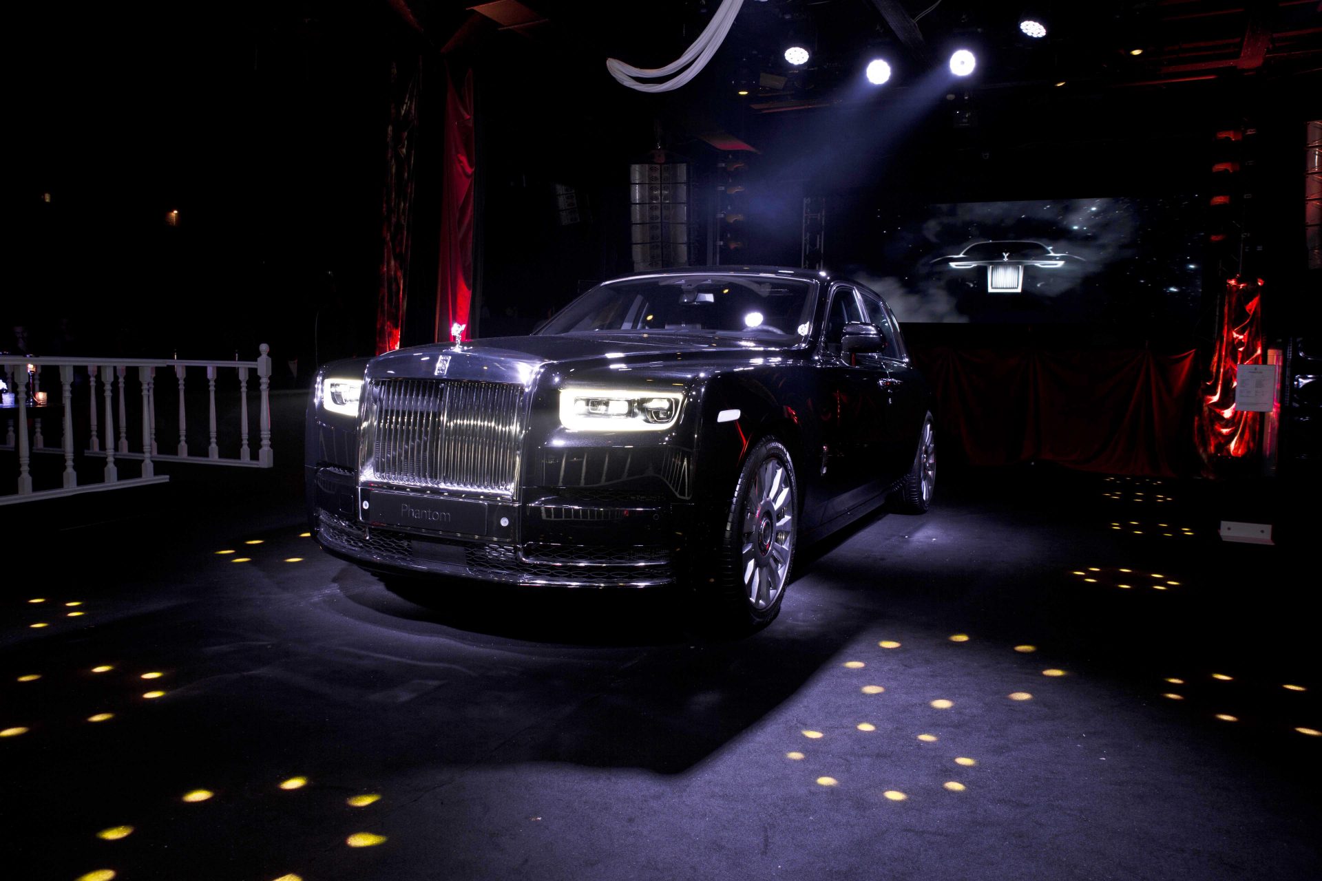 6 buçuk milyon liralık yeni Rolls-Royce Phantom Türkiye’de ilk kez sergilendi.