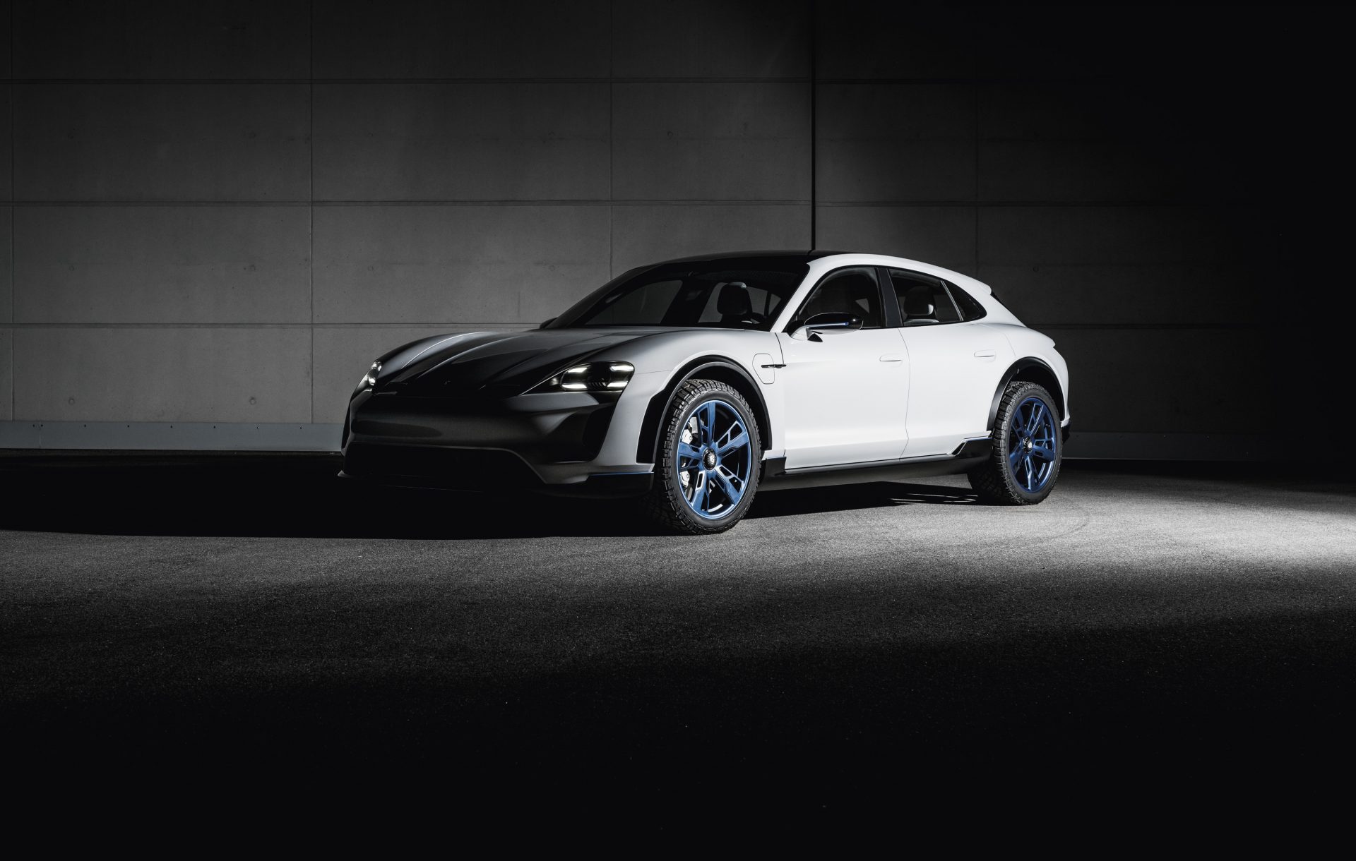 Elektro-mobilitenin en çekici formu:  Porsche Mission E Cross Turismo