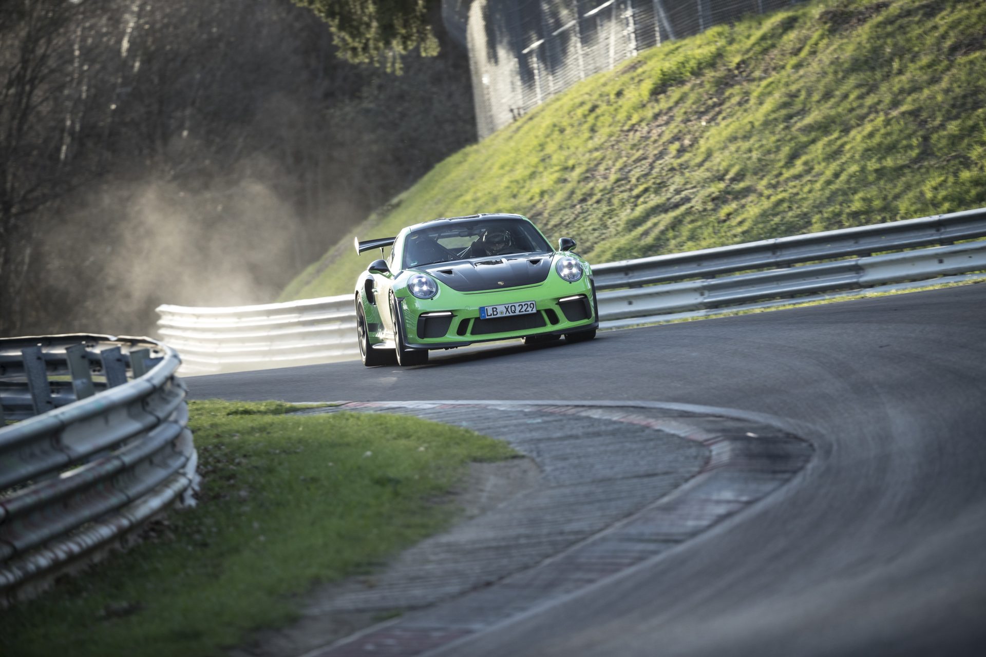 Yeni 911 GT3 RS ‘Yeşil Cehennemi’ 7 dakikanın altında geçti