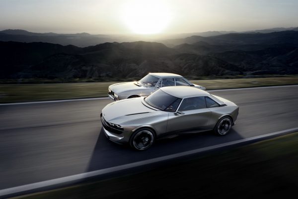 Peugeot e-Legend geleceği geçmişle yorumluyor