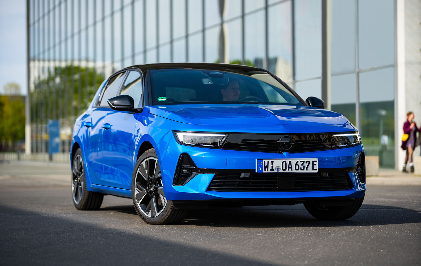 ASTRA’NIN ELEKTRİKLİSİ TÜRKİYE’DE SATIŞA SUNULDU