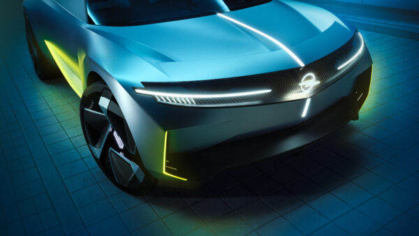 OPEL EXPERIMENTAL GELECEĞİ “FARKLI” AYDINLATIYOR