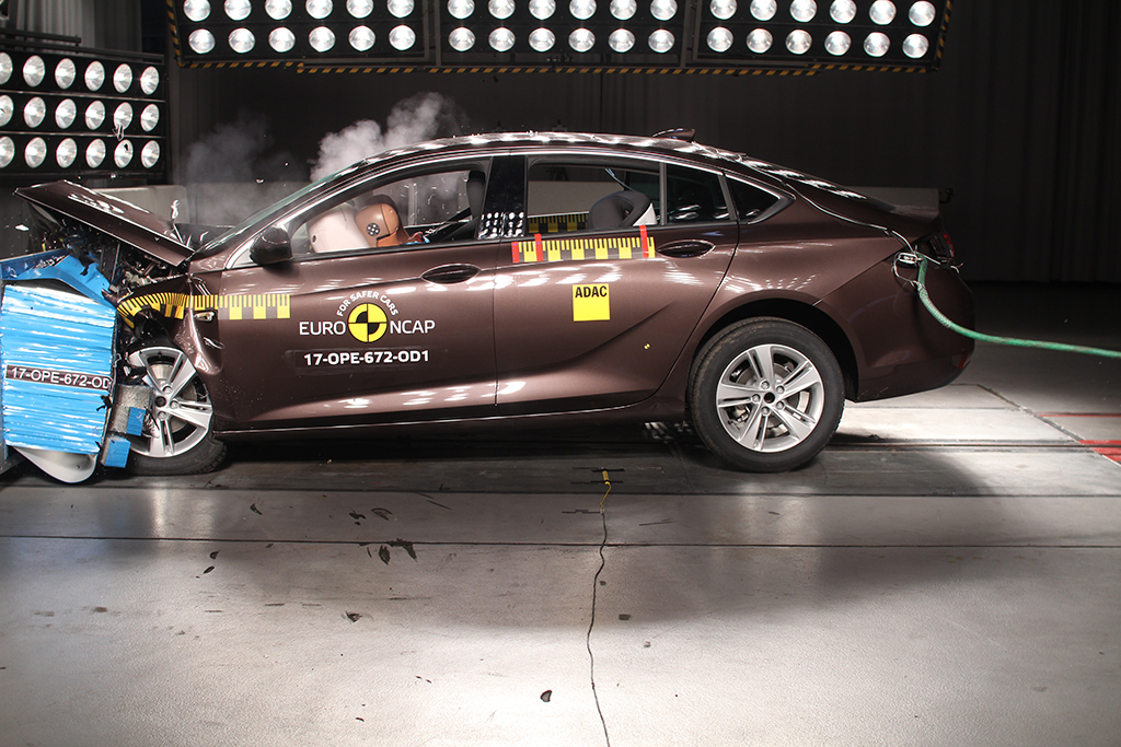 Yeni Opel Insignia EuroNcap’den Tam Puan Aldı