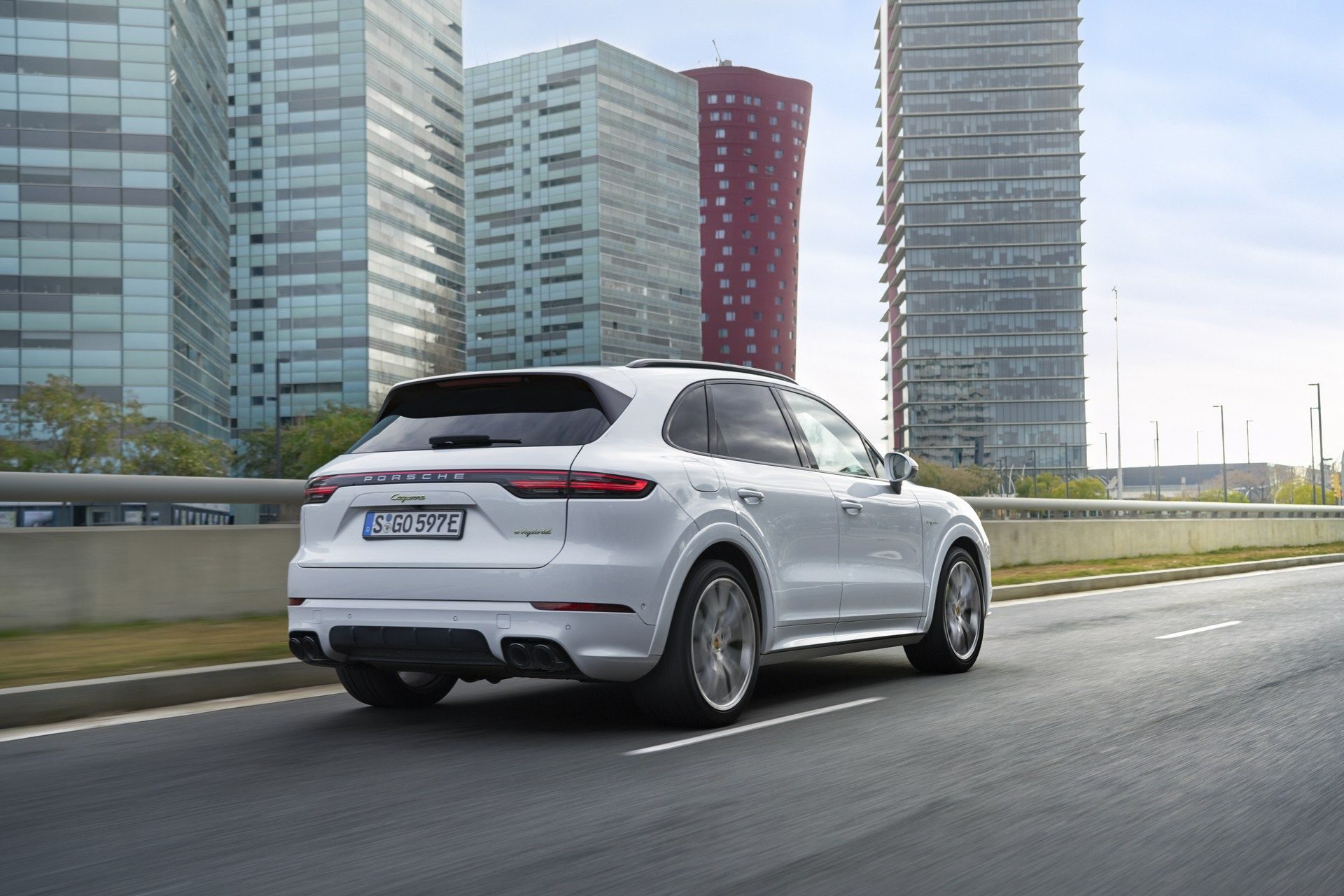 455 beygirlik Porsche Cayenne E-Hybrid tanıtıldı