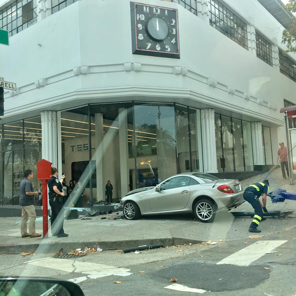 Mercedes SLK, Tesla bayisine daldı