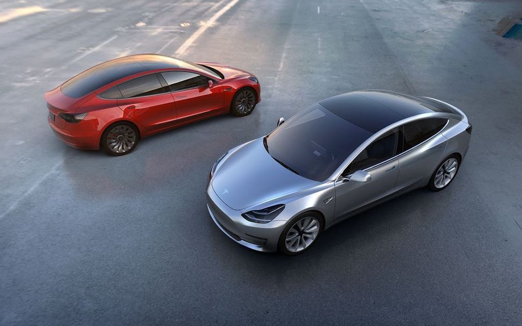 TESLA TEK EKRANA GEÇİYOR