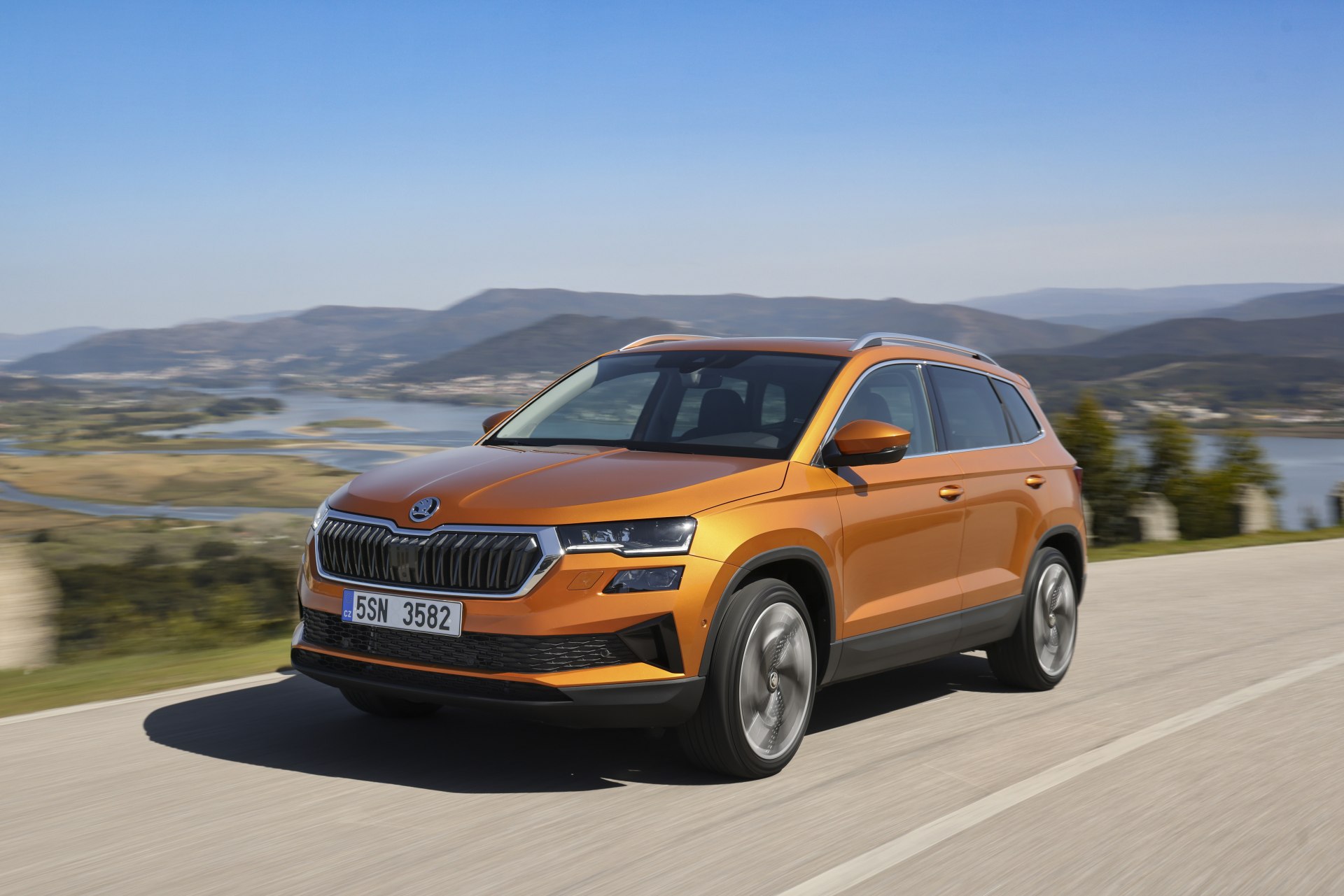 ŠKODA KAROQ MARKANIN SON TASARIM DİLİYLE YENİLENDİ