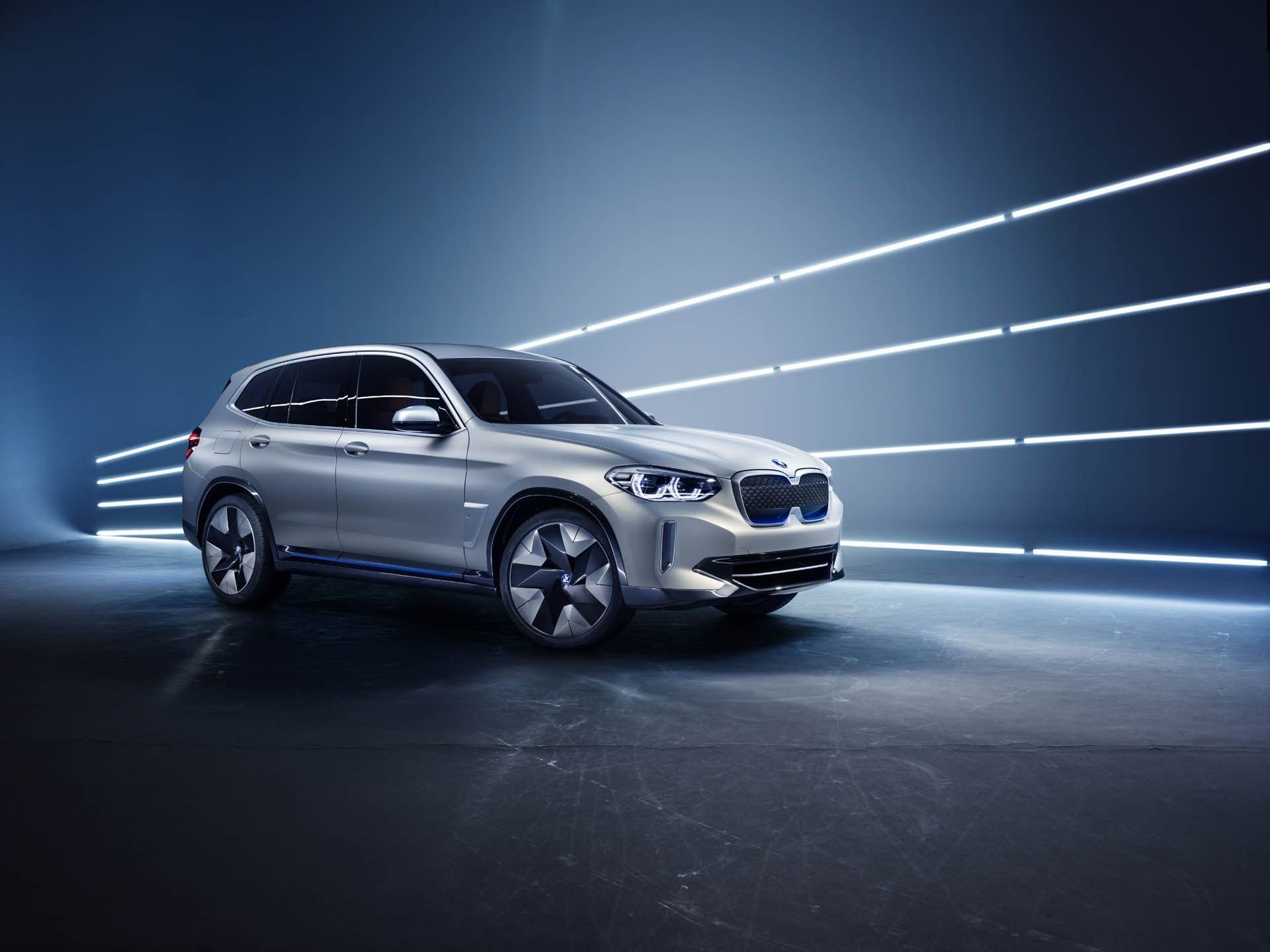 BMW’den tamamen elektrikli crossover: iX3
