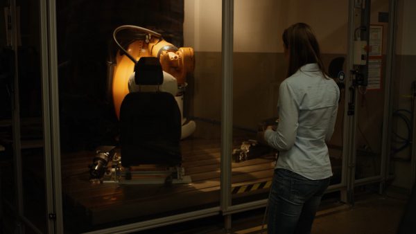 Ford araç koltuklarını robotlarla test ediyor