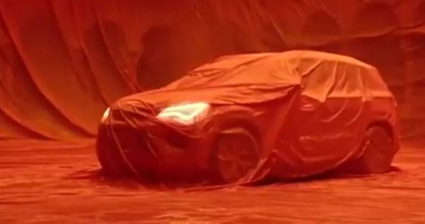 Seat Tarraco turuncu örtüler arasından göz kırptı